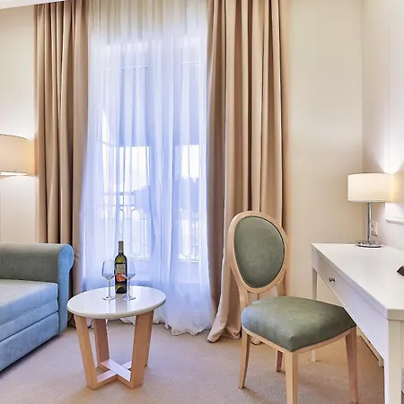 Crown Hotel 4*